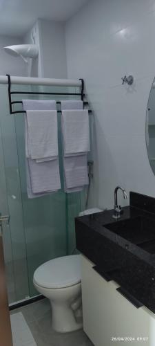 ein Badezimmer mit Toilette und Waschbecken sowie Handtüchern in der Unterkunft Flat 304 Porto Prime com Rooftop e Piscina in Porto De Galinhas