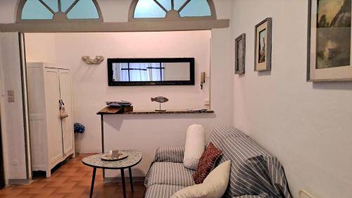 ein Wohnzimmer mit einem Sofa und einem Tisch in der Unterkunft Blue Breeze Apartment in Germignaga