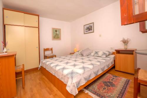 - une chambre avec un grand lit dans l'établissement Apartments Marinero, à Drage