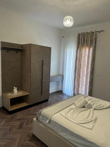 una camera da letto con un letto grande e un armadio di Stormi's Apartament a Pogradec
