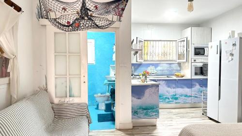 una cocina con una puerta que conduce a una cocina azul y blanca en Beach house MAREA CORAL en Melilla