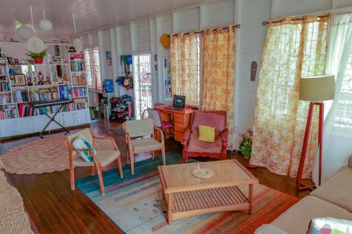 un soggiorno con tavolo, sedie e scrivania di SMITH'S HOMESTAY a Georgetown