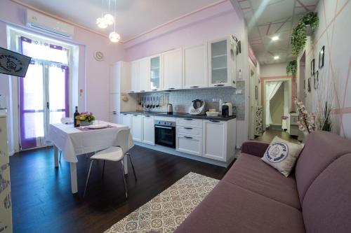 cocina y sala de estar con sofá y mesa en Turin Comfort Home en Turín