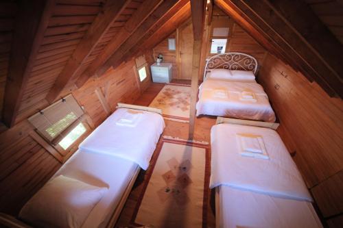 eine Aussicht über 2 Betten in einem Zimmer in der Unterkunft ISABELLA Kırsal Yaşam Evi in Fatsa