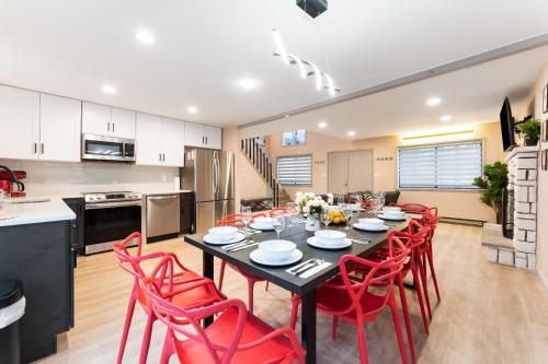 cocina y comedor con mesa negra y sillas rojas en Cozy affordable family place in Poconos home, en East Stroudsburg