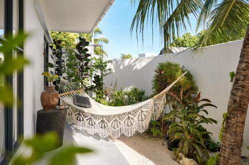 a hammock in the courtyard of a house at Cove Fehendhoo in Fehendhoo