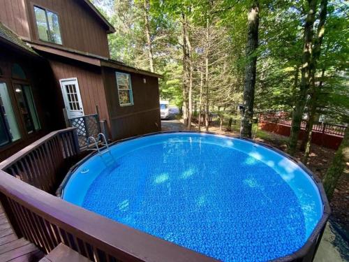 une grande piscine bleue dans une maison dans l'établissement Luxury Family Escape HotTub Sauna Billiard Pool home, à East Stroudsburg