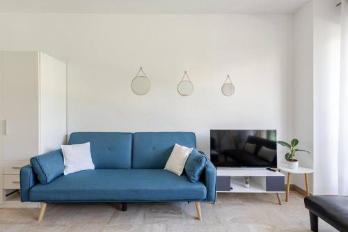 ein blaues Sofa im Wohnzimmer mit einem TV in der Unterkunft +++++ brand new flat 4 persons near Hotel Martinez, center and Palais des festivals +++++ in Cannes
