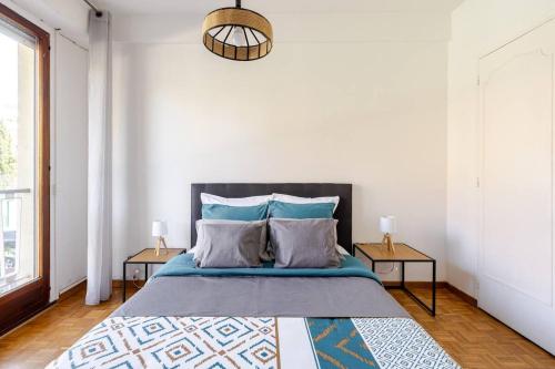 - une chambre avec un lit et 2 tables de chevet dans l'établissement +++++ brand new flat 4 persons near Hotel Martinez, center and Palais des festivals +++++, à Cannes