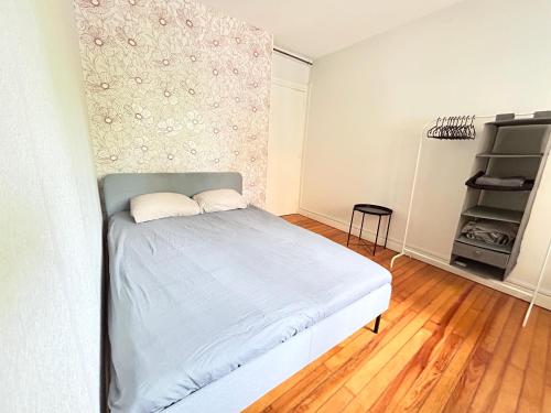- une petite chambre avec un lit et du parquet dans l'établissement Magnifique Appart - 2 Chambres proches du centre - Calme & Tout Equipé, à Grenoble