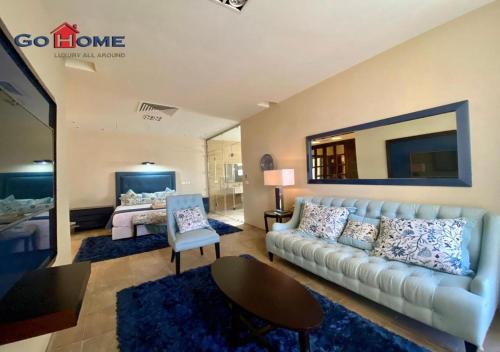 - un salon avec un canapé et un lit dans l'établissement Stylish 5B Room MB04 at New Marina, à Hurghada