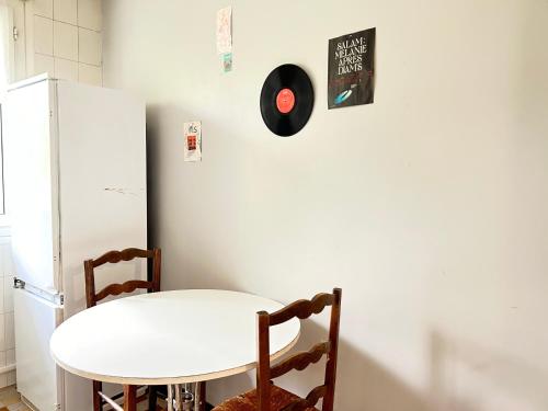 - une table blanche et deux chaises dans la cuisine dans l'établissement Sublime - Proche de l'hyper centre & tout confort, à Grenoble