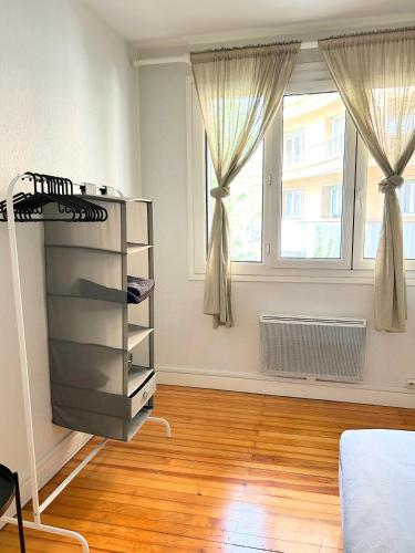 une chambre avec un lit et une fenêtre dans l'établissement Sublime - Proche de l'hyper centre & tout confort, à Grenoble