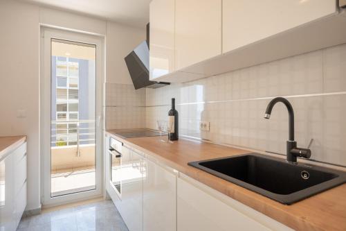 Sea view apartment by Nono Ban