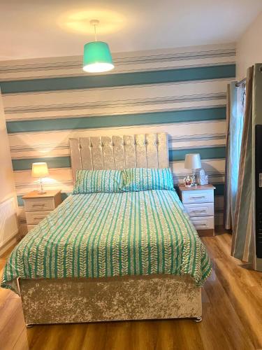 een slaapkamer met een bed met een groen dekbed bij 43 Shandon Street in Dungarvan