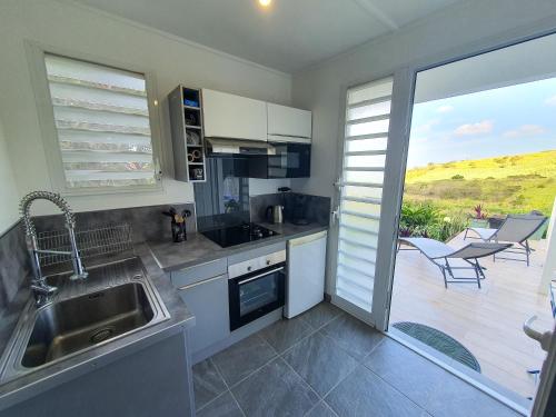 Kuchyň nebo kuchyňský kout v ubytování Studio Chez Anna - vue mer et piscine