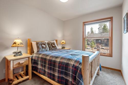 1 dormitorio con cama y ventana en Plover 5 en Sunriver