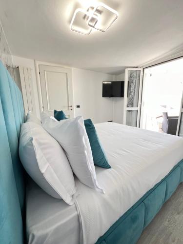um quarto com uma cama grande e almofadas azuis e brancas em Mezzo Experience Holiday Home Eur em Roma
