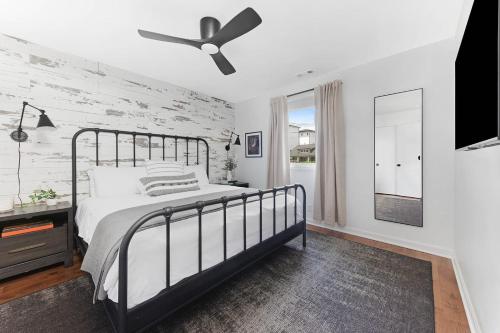 En eller flere senge i et værelse på Harmonic Bungalow Close to Vanderbilt And 12 South