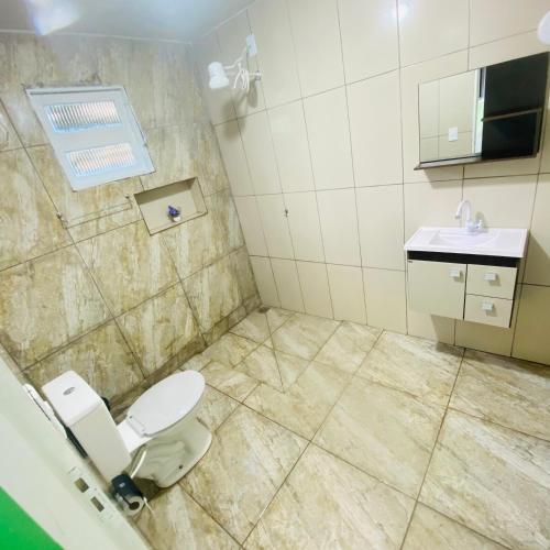 a bathroom with a toilet and a sink at Chácara Li&Mazinho in Ibiúna