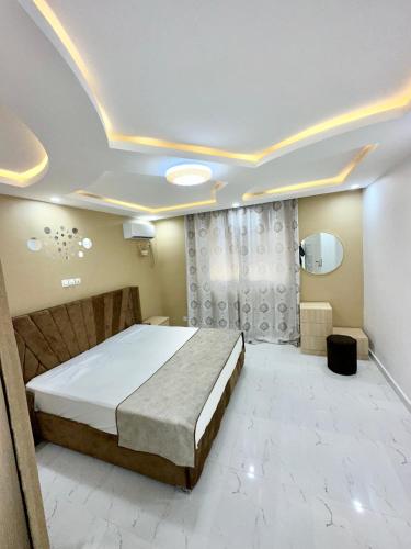 ein Schlafzimmer mit einem großen Bett in einem Zimmer in der Unterkunft Soguipis in Conakry
