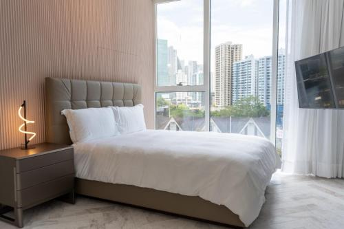 Un dormitorio con una cama grande y una ventana grande. en Wanders & Yoo, en Panamá
