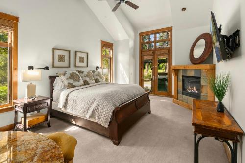 a bedroom with a bed and a fireplace at The 17th hole in Cle Elum