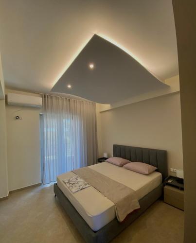 ein Schlafzimmer mit einem großen Bett in einem Zimmer in der Unterkunft Acqua Blu Blu apartment in Koroni