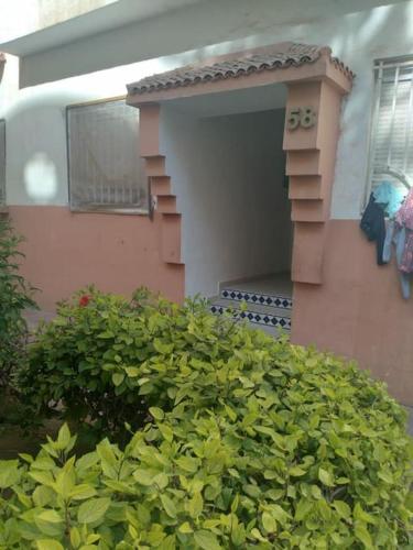 een huis met een veranda met een nummer erop bij appartement proche de la mer in Agadir