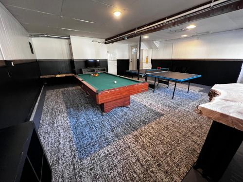 Zimmer mit 2 Tischtennisplatten in der Unterkunft Life Is Good Lodge lakefront with sandy beach in Brainerd