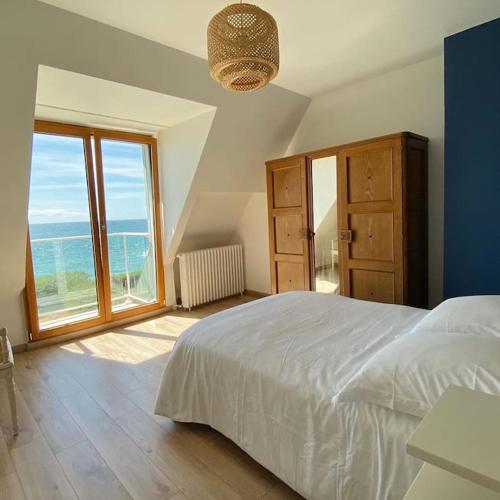 une chambre avec un lit et une grande fenêtre dans l'établissement 