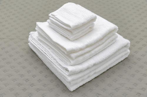 una pila de toallas blancas sentadas en una mesa en Manzoni en Lecco