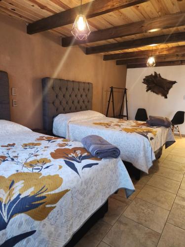 um quarto com duas camas num quarto em Villa Nidawi by Natut Huasca em Huasca de Ocampo