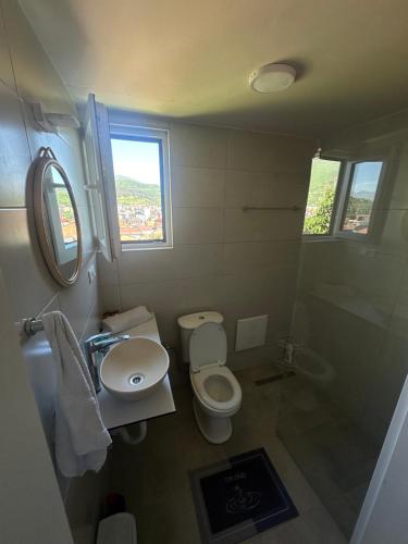 Salle de bains dans l'établissement Bora