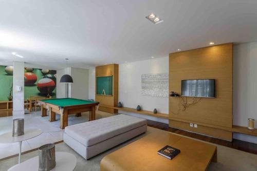 uma sala de estar com uma mesa de bilhar e uma mesa de bilhar em Apt⁰ aconchegante. Condomínio Menara em São Paulo
