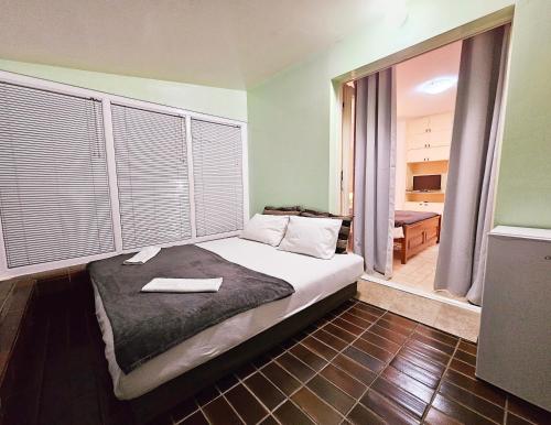 1 dormitorio con cama y ventana grande en Hotel Bravo plus, en Budva