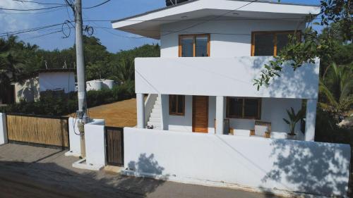 托盧的住宿－Mykonos Beach House，前面有栅栏的白色房子