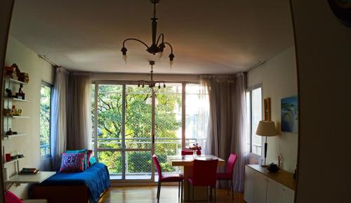 - un salon avec un canapé, une table et une fenêtre dans l'établissement Recoleta Beatiful Apartment III, à Buenos Aires