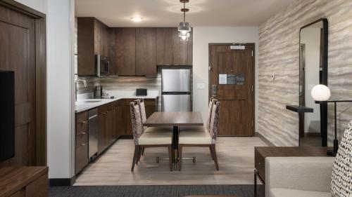 Η κουζίνα ή μικρή κουζίνα στο Residence Inn by Marriott Denver Aurora