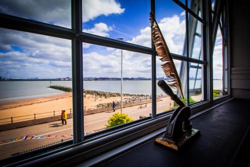 威拉爾的住宿－Sea-Quinn Views Apartment，享有海滩和海洋景致的窗户。