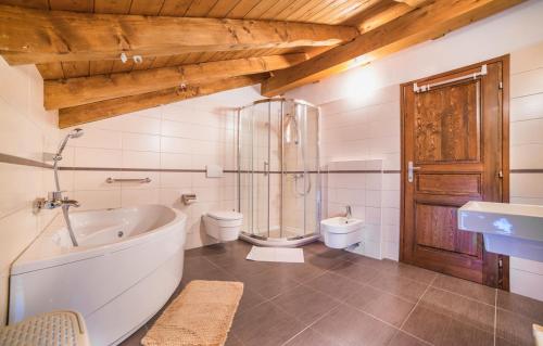y baño con bañera, aseo y lavamanos. en Villa Major near Vrsar and Lim Fjord en Marasi