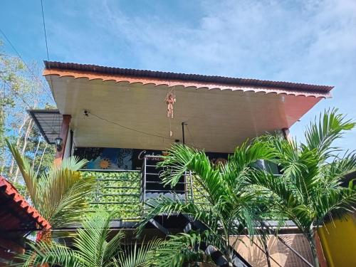 una casa con palmeras delante en Arrecife, en Puerto Viejo