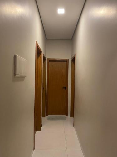 a hallway with a door and a tile floor at Rondônia rural in Ji-Paraná