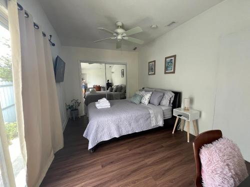 una camera da letto con un letto e un ventilatore a soffitto di Habitación luminosa y acogedora. a Hollywood