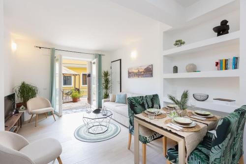 ein Wohnzimmer mit einem Sofa und einem Tisch in der Unterkunft Appartamento San Pietro-Vaticano in Rom