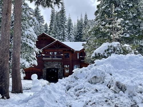 Bear Meadows Lodge - Hot Tub - Tahoe Donner Home v zime