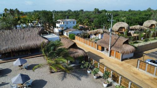 een uitzicht over een resort met rieten daken bij Mykonos Beach House in Tolú