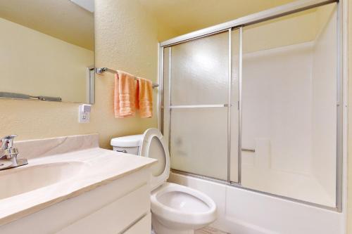 een badkamer met een wastafel, een toilet en een douche bij Splendor of the Phoenix in Phoenix