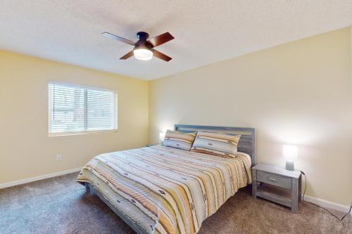 een slaapkamer met een bed en een plafondventilator bij Splendor of the Phoenix in Phoenix
