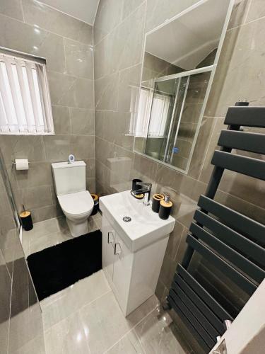 Koupelna v ubytování R-4 Newly Renovated Private self contained Room in Selly Oak Birmingham with own Kitchenette and shared bathroom between two rooms